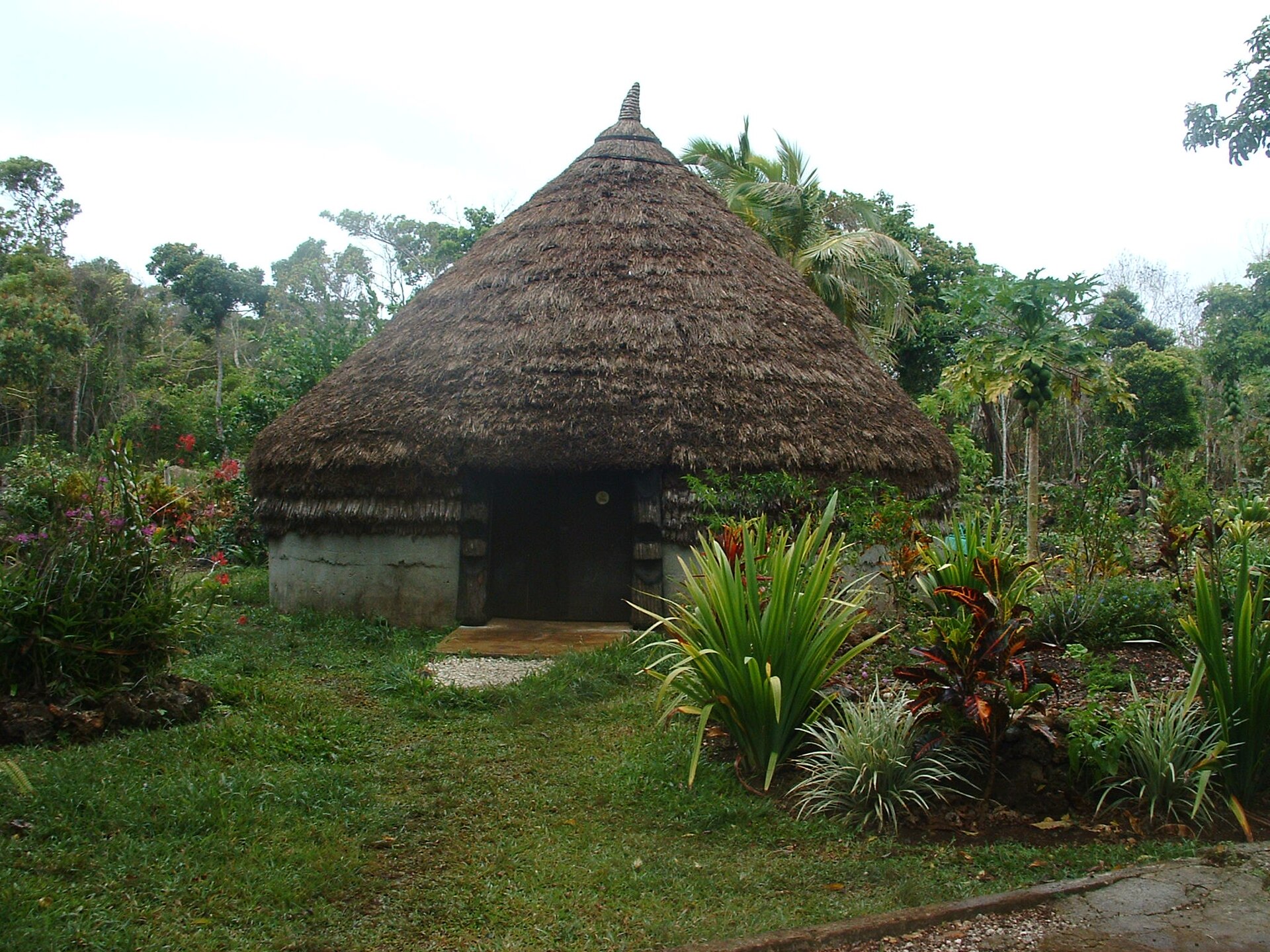 Case kanak traditionnelle Lifou Nouvelle-Calédonie photo personnelle libre de droits - free license picture