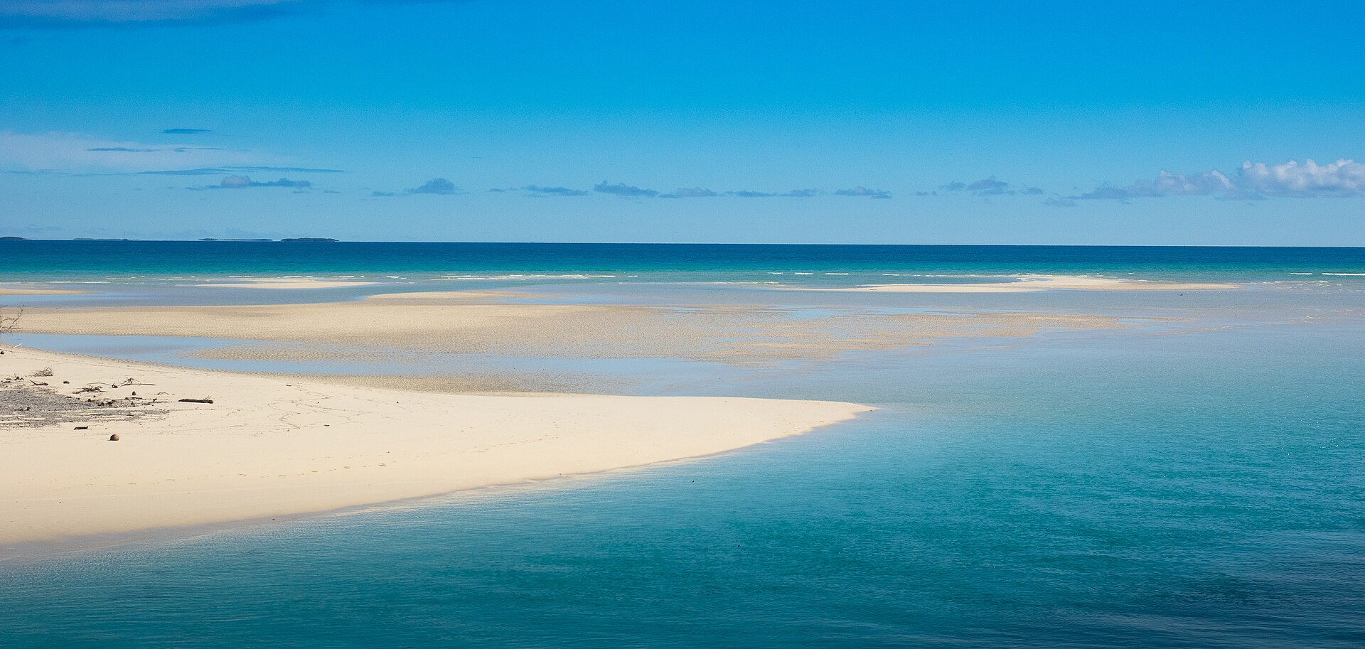 Plage déserte prise depuis le pont de Mouli sur l'île d'Ouvéa, une des 3 îles Loyauté de Nouvelle Calédonie